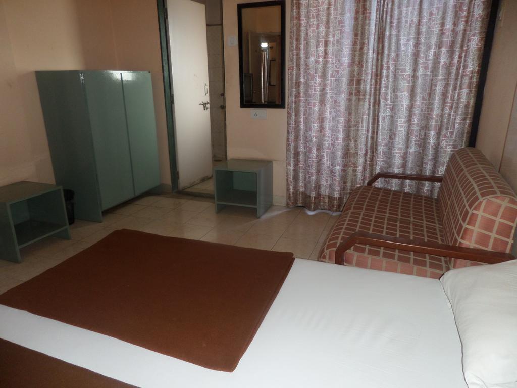 Oyo Flagship 37830 Hotel Aakar International Satara Ngoại thất bức ảnh