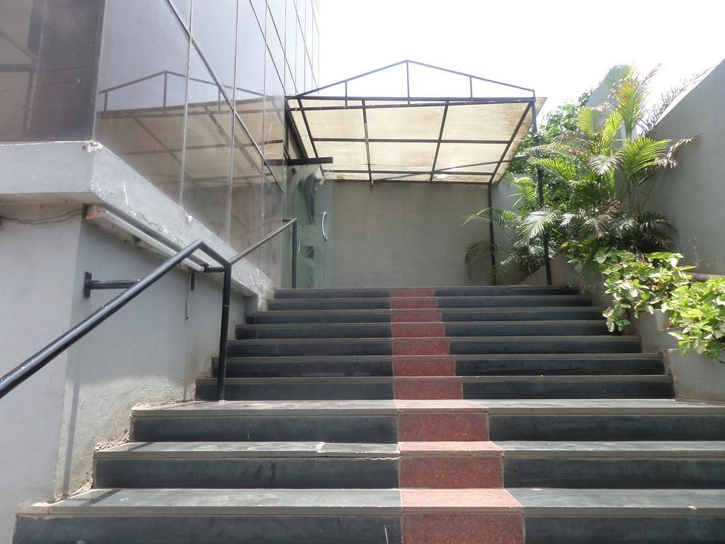 Oyo Flagship 37830 Hotel Aakar International Satara Ngoại thất bức ảnh