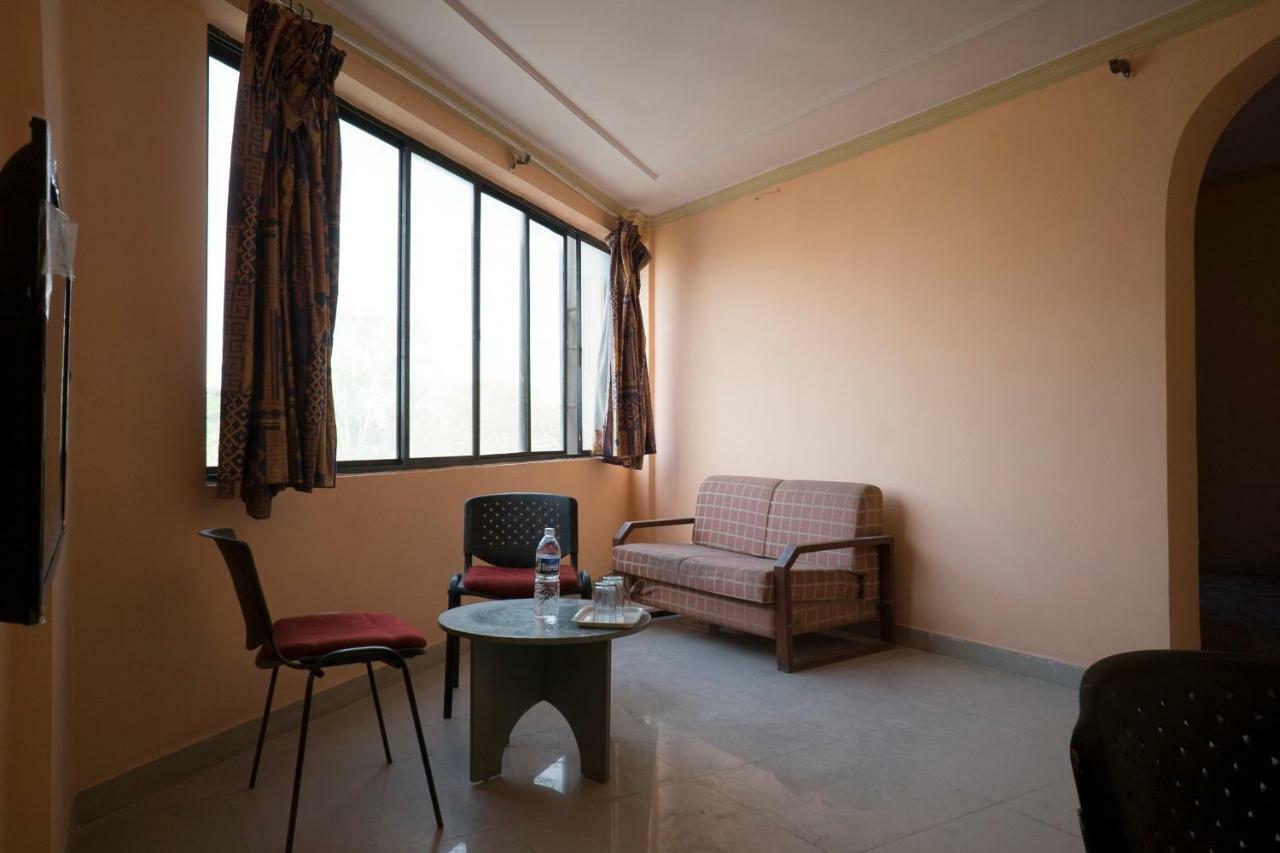 Oyo Flagship 37830 Hotel Aakar International Satara Ngoại thất bức ảnh